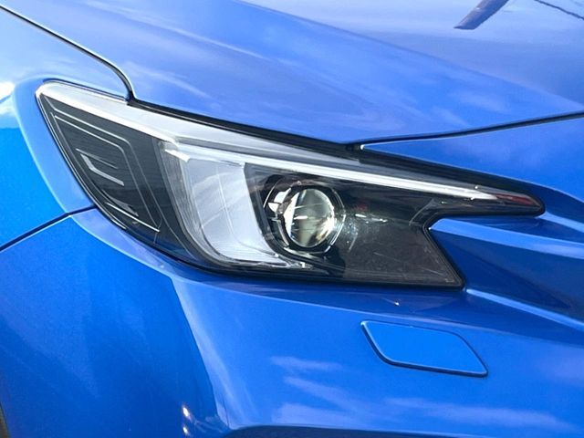 【LEDヘッドライト】悪天候や夜間走行時も良好な視界を確保し安心して運転できる高輝度LEDヘッドライトを装備！点灯速度が早く、消費電力も抑えられています。