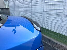 【リヤスポイラー】スポーツカーらしさがグッと引き立つ大型リヤスポイラーを装着♪高速走行時のスタビリティ（走行安定性）向上に役立ちます。