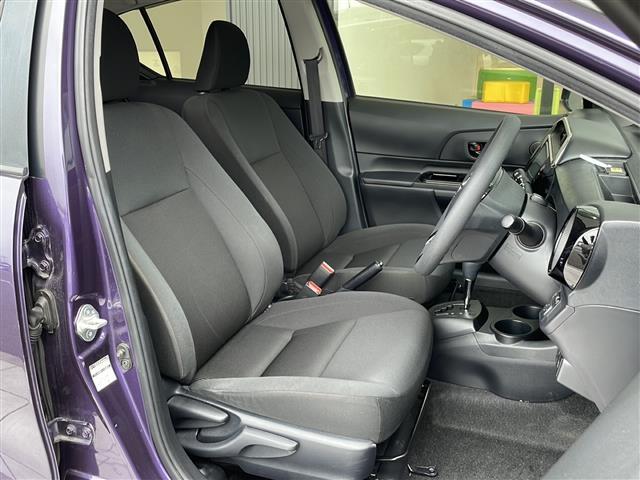 【運転席】座り心地が良いシートなので長時間の運転でも快適にお過ごしいただけます。新品のフロアマットのご注文も可能です。掲載箇所以外にご希望の写真がございましたらお気軽にお問い合わせ下さい。