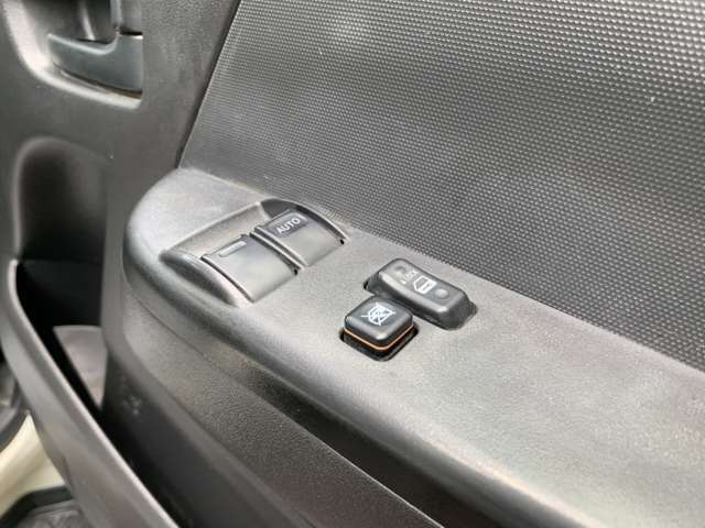 ☆クルマ買ったらエンジンオイル無料のテクノオートリアルです。納車時より走行距離4000キロ又は6ヶ月に一回のペースでご来店していただければ、エンジンオイル交換が無料です！工賃・オイル代金が0円！