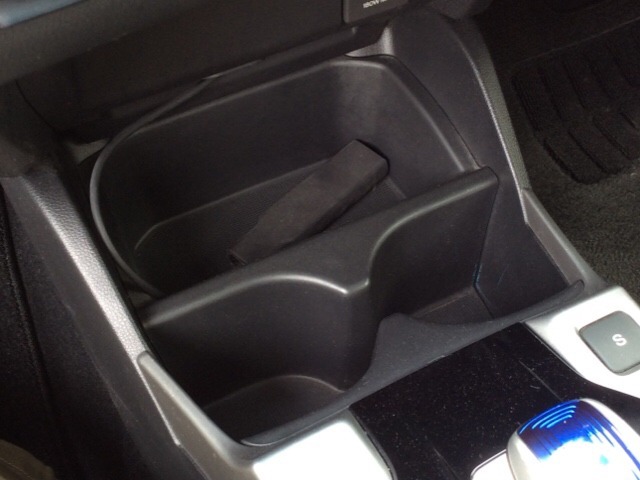 運転席、助手席間には小物入れとカップホルダーがあります。