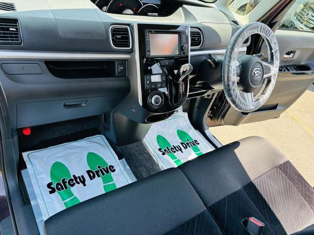 クリーニング専門スタッフが全車室内クリーニングをしております！納車前には展示中に付いた汚れ等を落とし、徹底的に仕上げますので、気持ち良く納車を迎えて頂けます！ご満足頂ける自信があります！！