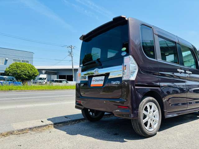 当店のスタッフは長年自動車業界で培った経験・知識を生かし、沢山ある車両の中から最適な1台をご提案します！車種や形などのご要望が定まっていない方も、沢山ある展示車を見ながら自分に合う車を見つけましょう♪