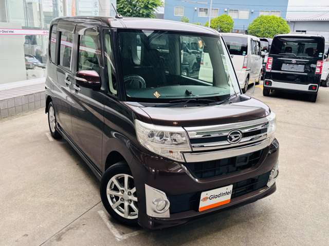 三代目となるタントカスタムは当店でも大変人気のある車種となります。両側にスライドドアが採用され、助手席側のピラーが無いので、乗り降りがしやすく、老若男女問わず好まれる車種です。