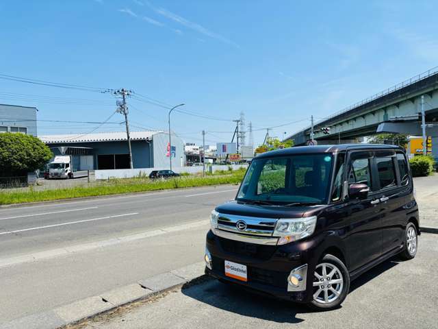 入庫時には全車ポリッシャーを使い、外装の磨き施工を行い、小キズ・水垢を落とします！納車前には展示中に付いた汚れを落とし、WAXコーティングをしてボディの艶出し・保護を致します！仕上がりにご期待下さい！