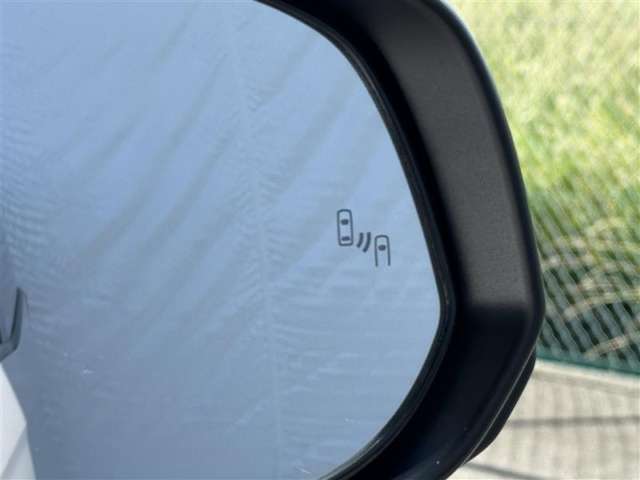 ★ブラインドスポットモニター★隣の車線を走る車両をレーダーで検知し、ドアミラーに搭載されたLEDインジケーターが点灯することで車線変更のサポートをします！