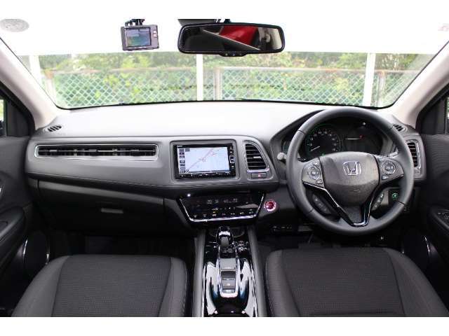 運転時の視界周辺の見やすい位置にメーターやディスプレーオーディオをレイアウト。スイッチ類は自然に手が届く位置に配置され、視線や動作の流れを断ち切らない、ストレスフリーの運転動作を可能にします。