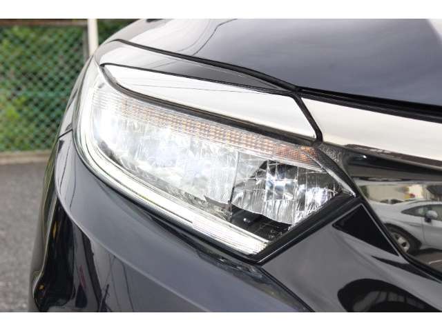 フルLEDヘッドライト＆LEDシーケンシャルターンシグナルランプ！ターンシグナルランプは明瞭で流れるように美しく点灯します。
