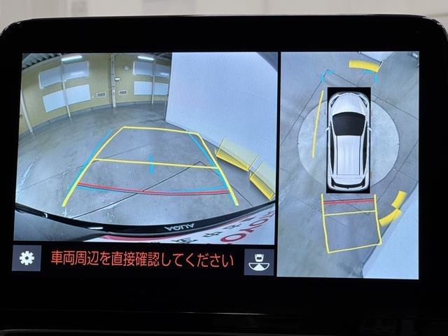 パノラミックビューモニターシステムが付いているので車の上から見た映像が確認できますよ。　一目で車両周辺の情報を確認できますが、直接安全をご確認下さい。