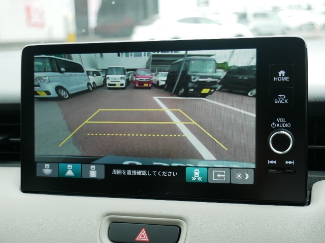 【バックカメラ】バックカメラ搭載で、後方の視界がクリアに！駐車時や後出後に安心して操作ができます。障害物を確認し、スムーズな駐車をサポートします。
