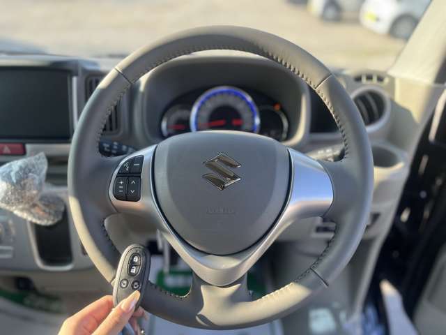 スマートキー標準装備です。車に近づいてリクエストスイッチを押せばドアの開閉ができます。更にエンジンの始動もカギを挿さずに出来ます。防犯面でも安心に繋がります。