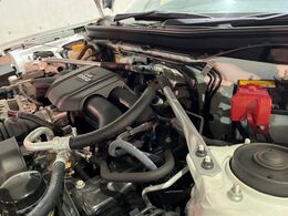 【STIタワーバー】お車の剛性を高めるタワーバーを装備。よりスムーズなコーナリング走行が可能となり、走りも楽しめます。