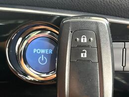 【スマートキー】カバンやポケットに入れたままでもドアの施錠・解錠が可能なスマートキーを装備。エンジンのオン・オフ時もカギを取り出す必要が無いからとっても便利です♪