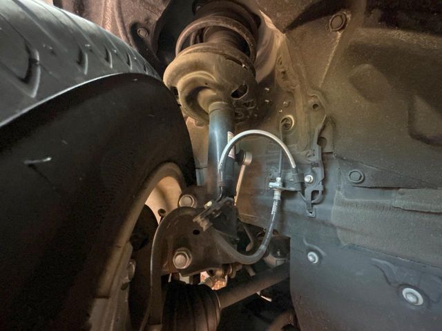 お車を安心してお乗りいただく為には、足回りの定期点検が欠かせません。サービスサポート（有償保証）では無料点検もご提供しており、安心のカーライフをお過ごしいただけるサポート体制が整っています。