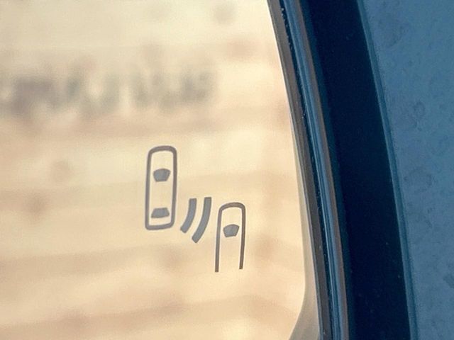【ブラインドスポットモニター】走行中、ドアミラーの死角になりやすい箇所に後続車が接近するとサイドミラーのレンズに警告を表示！ドライバーに注意喚起をしてくれます。