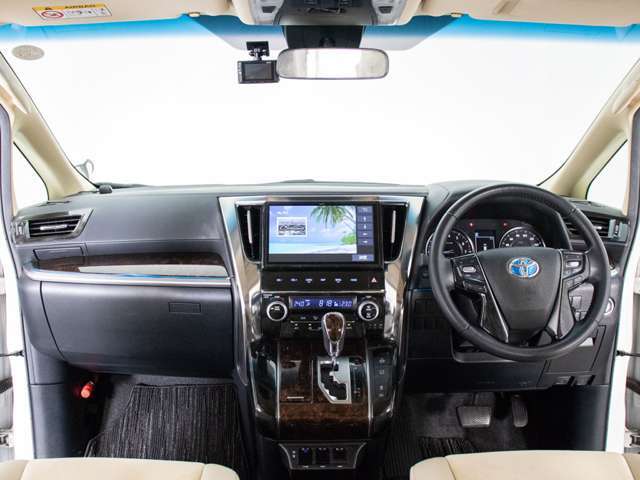 クリーニング専門スタッフによる【車内まるごと徹底クリーニング】済みです。隅々まで行き届いたクリーニングで、快適な空間をご提供いたします。
