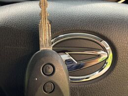 【キーレス】少し離れた場所からでもボタン一つでドアの開錠・施錠ができるのでとっても便利！ドアの鍵穴周りに傷をつけることもありません♪