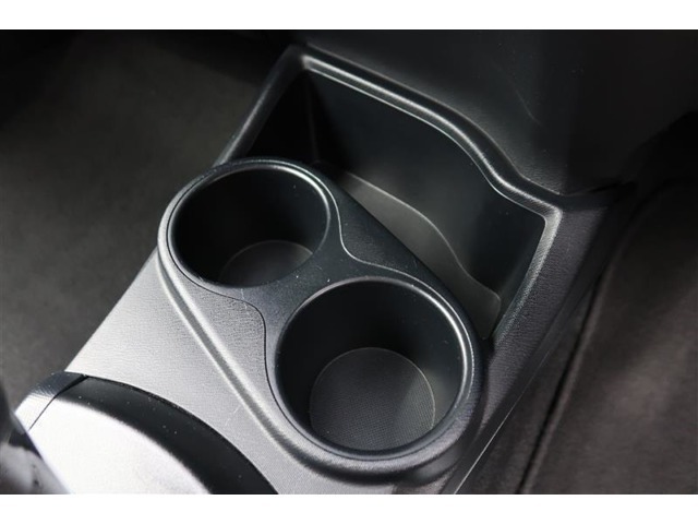 【カップホルダー】缶ジュースやペットボトルなどを置いたり、ちょっとした小物入れにもなります。