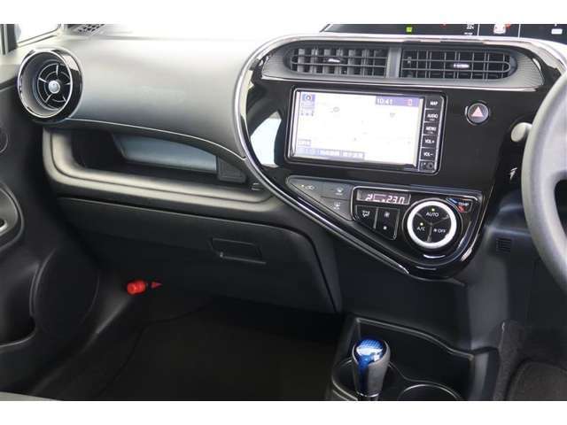 【まるまるクリーニング】内装工程では、中古車を気持ちよくお乗りいただけるよう清掃しております。シートの洗浄はもちろん、ニオイの元となるフロアカーペットまで洗浄・消臭を実施。