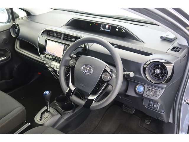 【運転席＆助手席】シートは黒を基調にしたスタイリッシュなデザインです。クリーニング済みですので清潔感があり気持ち良く乗っていただけます♪