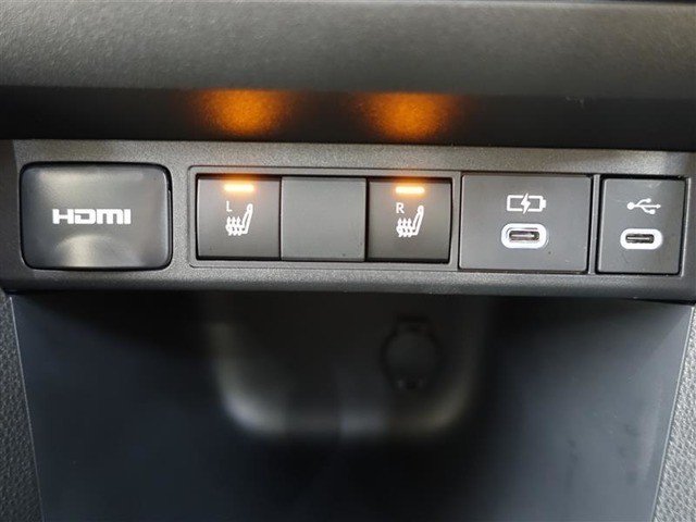 フロントシートには寒い季節に暖かシートヒーターを装備！エアコンとは異なる快適感です！