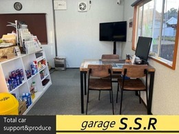 テーブルにお座り頂きながら、PCと連動したTV画面を見ながらお話ができます！