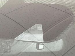 【エマージェンシーブレーキ】走行中に前方の車両等を認識し、衝突しそうな時は警報とブレーキで衝突回避と被害軽減をアシスト。より安全にドライブをお楽しみいただけます。