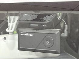 【ドライブレコーダー】安心・安全なカーライフに必須のドライブレコーダーを装備！走行中はもちろん、あおり運転や事故に遭遇した際の状況も映像で記録し、万一のリスクに備えます。