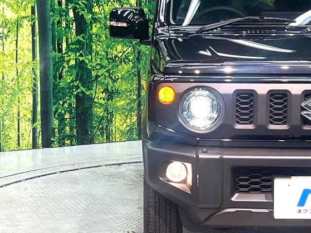 【LEDヘッドライト】悪天候や夜間走行時も良好な視界を確保し安心して運転できる高輝度LEDヘッドライトを装備！点灯速度が早く、消費電力も抑えられています。