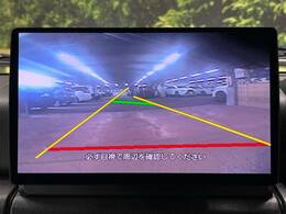 【バックカメラ】駐車時に後方がリアルタイム映像で確認できます。大型商業施設や立体駐車場での駐車時や、夜間のバック時に大活躍！運転スキルに関わらず、今や必須となった装備のひとつです！