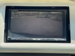 【バックカメラ】駐車時に後方がリアルタイム映像で確認できます。大型商業施設や立体駐車場での駐車時や、夜間のバック時に大活躍！運転スキルに関わらず、今や必須となった装備のひとつです！