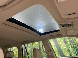 【サンルーフ】開放感たっぷりの希少装備、サンルーフが装着されています！車内に明かりを取り入れたり景色を楽しむ以外にも、車内の空気も簡単に換気できて快適です！