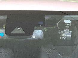 【トヨタセーフティセンス】走行中に前方の車両等を認識し、衝突しそうな時は警報とブレーキで衝突回避と被害軽減をアシスト。より安全にドライブをお楽しみいただけます。