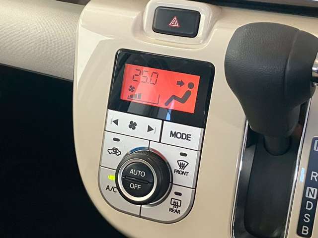 【オートエアコン】オートエアコンは温度を設定すれば自動で快適な状態をキープしてくれるので運転中の温度操作が減り安全面でも安心ですね。