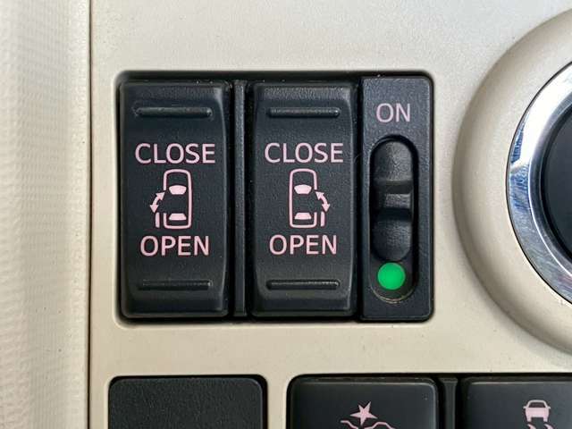 【パワースライドドア】自動だから力を入れてドアを開ける必要が無くお子さんの乗り降り、荷物の出し入れに便利です♪