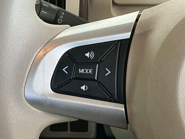 【ステアリングスイッチ】オーディオのボリュームの調節や、ラジオのチャンネルの変更、電話の受け取りなどを可能にします。運転中に目線を下げずに操作可能です。