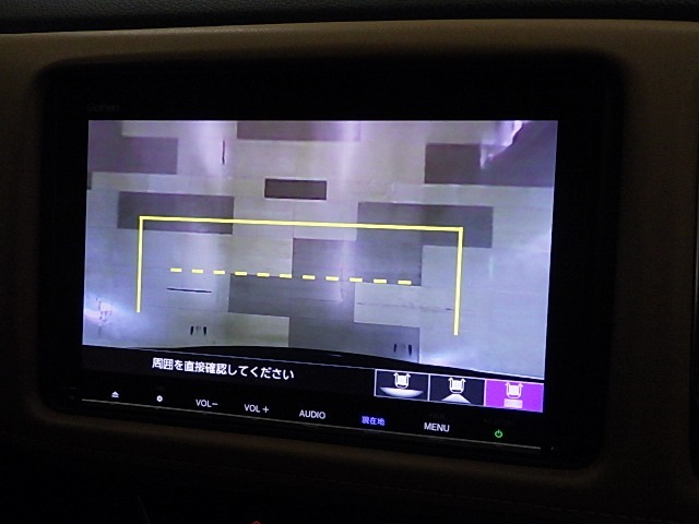 【リアカメラ】リアガラスよりも下にある物も映るのでバックや車庫入れなどで大助かり！（カメラの死角がございますのでカメラ画像だけをご利用なさらず目視確認と併せてご使用ください。）