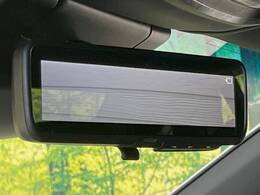 【デジタルインナーミラー】後席の大きな荷物や同乗者で後方が確認しづらい時でも安心！カメラが撮影した車両後方の映像をルームミラー内に表示。クリアな視界で状況の確認が可能です！