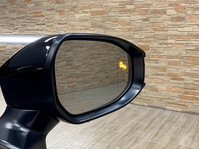 【ブラインドスポットモニター（BSM）】車線変更時に車両後方から来る車両を検知し安全をサポートする装置です。
