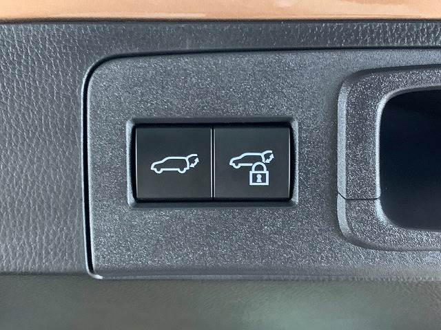 【電動リアゲート】ボタンひとつで大きなゲートも簡単に開閉可能です。高級車ならではの装備は嬉しいですね。