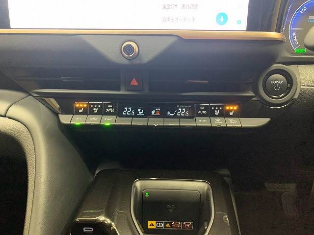 【シートヒーター＆シートクーラー】高級車にふさわしい快適装備で、夏場は座面から涼しい風が、冬場は身体の芯からポカポカになりますね。