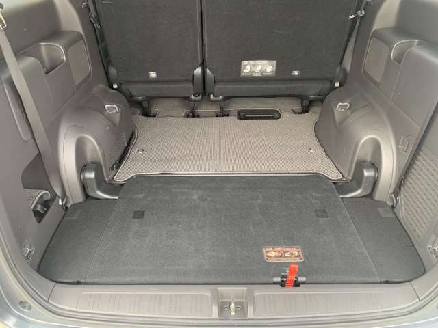 サードシートは収納式になります。フルフラットになり荷室スペースを確保できます！