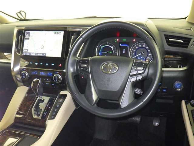 運転の際、常に目にする部分だけにシックで飽きのこないデザインが良いですね。