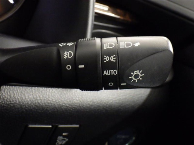 【オートライト】車外の明るさに応じて、自動的にライトの点灯・消灯をしてくれます。