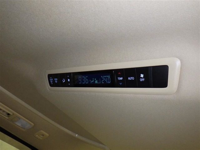 【オートエアコン】お好みの温度に設定して頂くと、車内の温度を自動調整♪快適にクルマの中を過ごして頂けます。