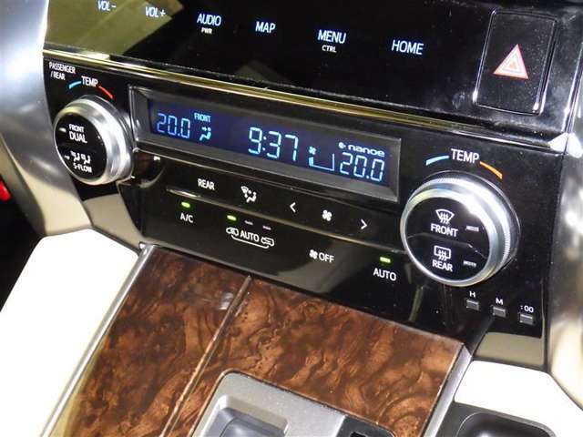 運転席・助手席・独立型オートエアコン。運転手とパートナー別々の温度設定が出来快適なドライブが楽しめます！！