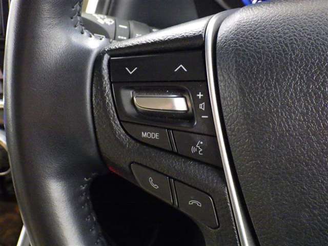 ステアリングスイッチ装備！運転しながら手元でオーディオの操作などができます。