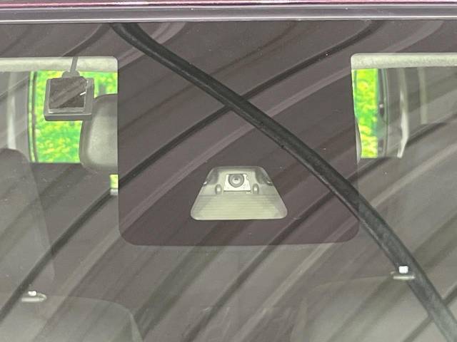 【スマートアシスト】走行中に前方の車両等を認識し、衝突しそうな時は警報とブレーキで衝突回避と被害軽減をアシスト。より安全にドライブをお楽しみいただけます。