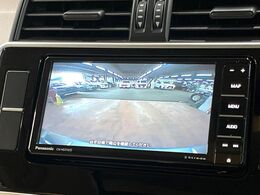 【バックカメラ】駐車時に後方がリアルタイム映像で確認できます。大型商業施設や立体駐車場での駐車時や、夜間のバック時に大活躍！運転スキルに関わらず、今や必須となった装備のひとつです！