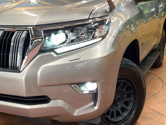 【LEDヘッドライト】悪天候や夜間走行時も良好な視界を確保し安心して運転できる高輝度LEDヘッドライトを装備！点灯速度が早く、消費電力も抑えられています。